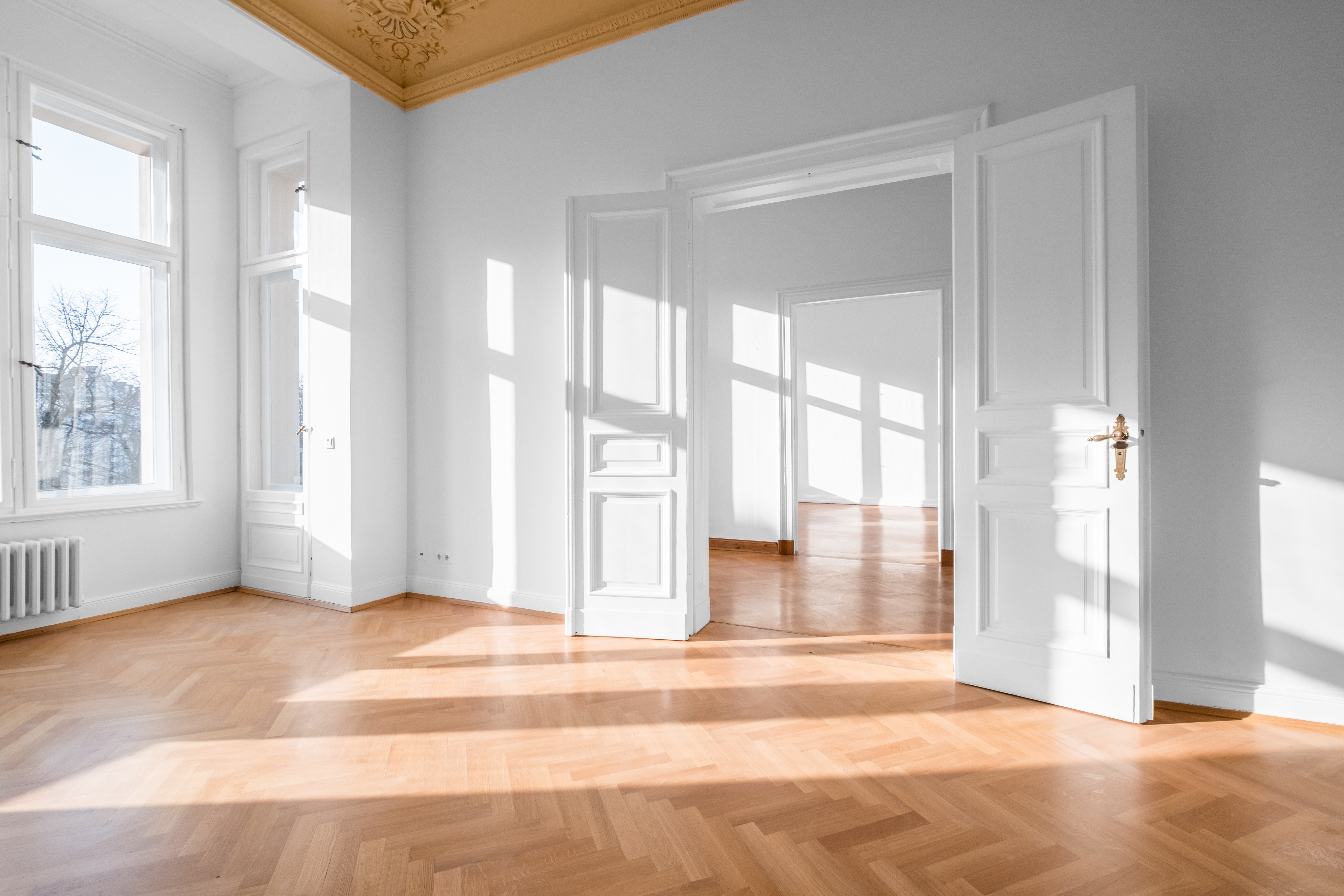 Um einen Altbau zu sanieren, wird eine Wohnung von Experten für Altbausanierung komplett saniert oder renoviert